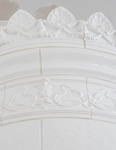 kahhelahi kahe iluriba ja krooniga klassikalises stiilis