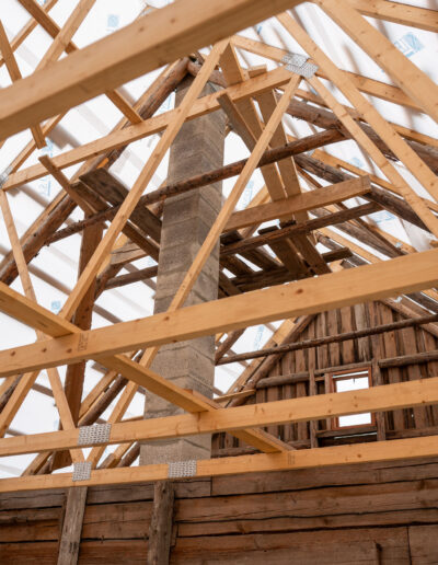 Korstna läbiviik katusest ja vahelaest