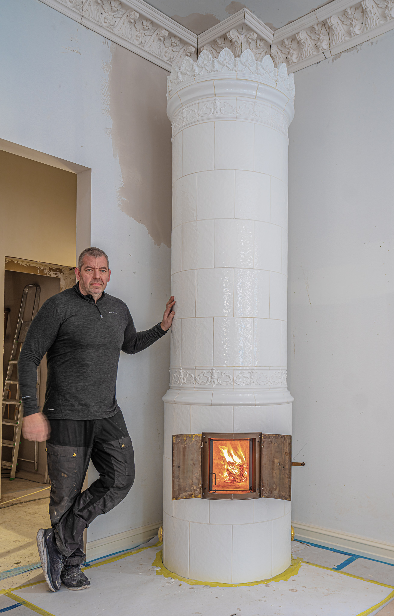 käsitööna ehitatud ümmargune kahhelahi valmis kujul interjööris