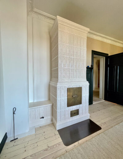 Kahhelahju detail, käsitööna paigaldatud glasuuritud kahhelkivid