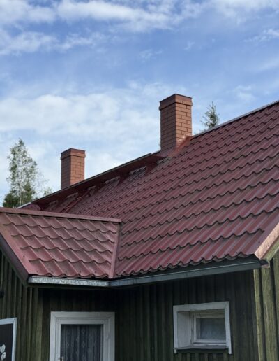 Uued F2 külmakindlatest tellistest korstnad pärast korstna ehitust Harjumaal